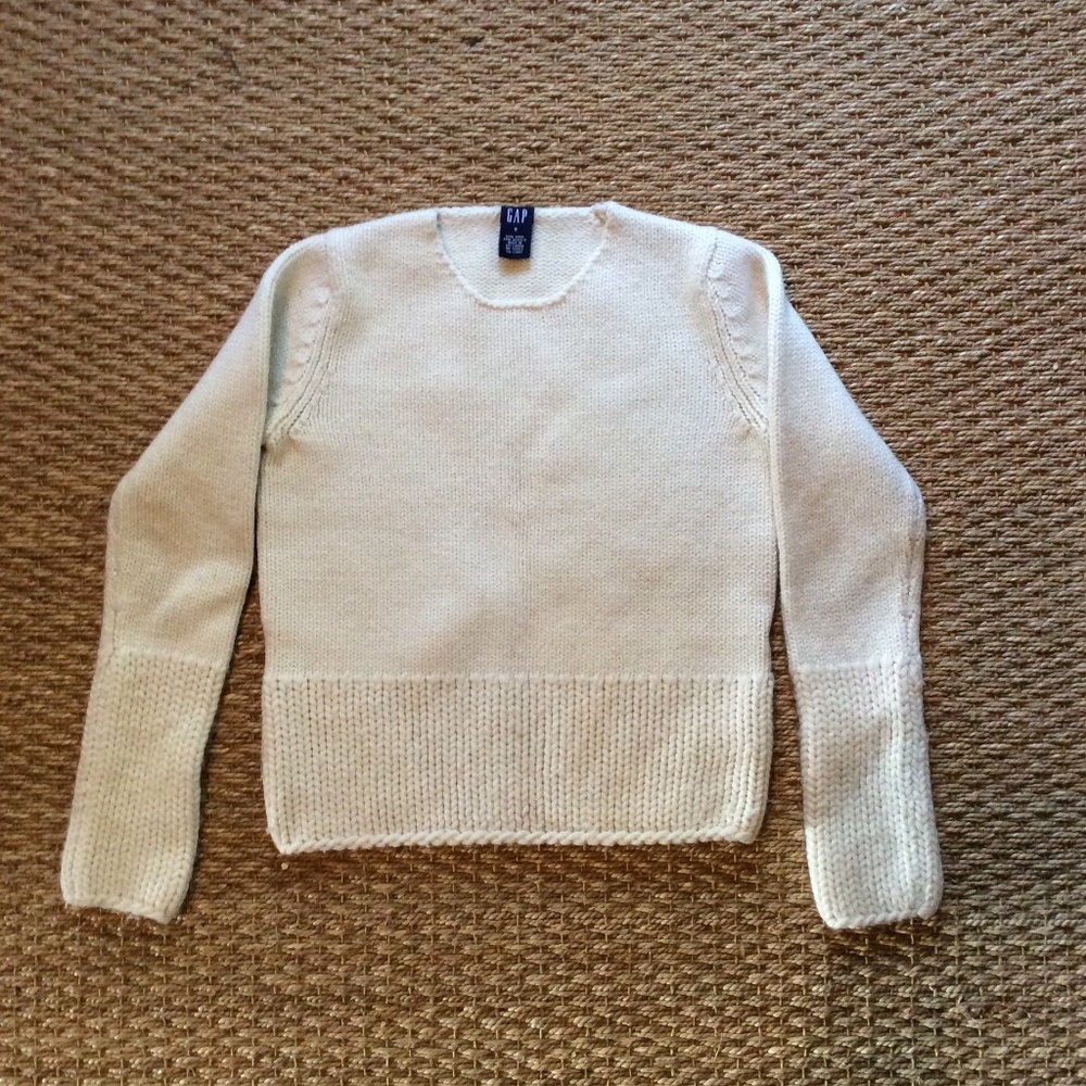 Women’s small gap cream, knit sweater
